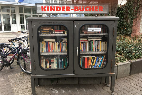 Offene Bibliothek am Karmeliterplatz vor der Volkshochschule Mainz