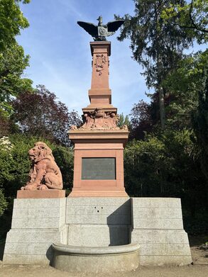 Mai 2023 - Denkmal ohne rechten Löwen, da dieser restauriert wurde