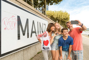 Famile macht ein Selfie vor Mainz-Schild. © mainzplus Citymarketing, Dominik Ketz