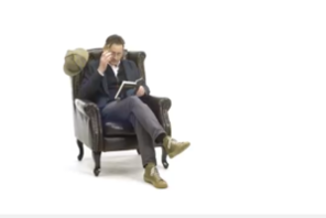 Mann sitzt in einem Sessel und liest ein Buch © Lesezimmer