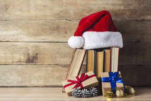 Weihnachtliche Geschenke vor eine Holzwand aufgestellt © AdobeStock Alex