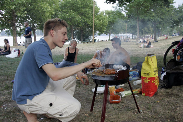 Grillen am Rheinufer