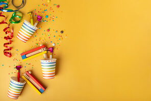 Klepper und Luftschlagen auf gelbem Untergrund &copy; AdobeStock