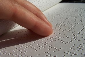 Brailleschrift lesen © Connfetti