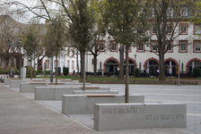 Bildergalerie St. Christoph Karmeliterplatz vor dem Mahnmal St. Christoph Platz vor St. Christoph