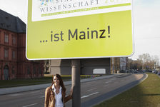 Bildergalerie Stadt der Wissenschaft 2011 Schild mit der Aufschrift: Stadt der Wissenschaft 2011 ... ist Mainz! Fünf großformatige Schilder an Einfallsstraßen nach Mainz und  umliegenden Autobahnen machten es auf 2x3 Metern Größe für jeden deutlich: Mainz ist "Stadt der Wissenschaft 2011". Das  Schild an der Abfahrt der Theodor-Heuss-Brücke (Peter-Altmeier-Allee/Rheinallee) weist heute noch auf den Wissenschaftsstandort Mainz hin.