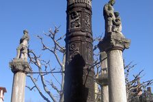 Bildergalerie Nagelsäule Nagelsäule auf dem Liebfrauenplatz Während des Ersten Weltkrieges rief der damalige Mainzer Oberbürgermeister Dr. Karl Emil Göttelmann die Mainzer Bürger auf, Geld zur Linderung der Kriegsnot zu spenden. Der Mainzer Bildhauer Ludwig Lipp errichtete dazu das Monument innerhalb weniger Monate. Es besteht aus einem Kreis mit drei steinernen Nebensäulen, die eine hölzerne Mittelsäule - die eigentliche Nagelsäule - umgeben. Jeder Spender durfte einen Nagel in die Nagelsäule schlagen.