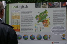 Bildergalerie Stadt der Wissenschaft 2011 Eine Tafel des neuen Geopfads in Mainz-Weisenau Im renaturierten Steinbruch in Mainz-Weisenau informiert seit 2011 ein geologischer Lehrpfads über die Geschichte des Areals, beginnend vor ca. 25 Millionen Jahren.