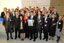 Bildergalerie Stadt der Wissenschaft 2011 Mainzer Delegation bei der Verkündung Stadt der Wissenschaft 2011 In Berlin präsentierte die hochkarätig besetzte Delegation erfolgreich die Mainzer Bewerbung um den Titel "Stadt der Wissenschaft 2011". Unter dem Motto "Mainz leidenschaftlich wissenschaftlich. Stadtlandschaft voller Kreativität" setzte sich die Landeshauptstadt Mainz gemeinsam mit der MAINZER WISSENSCHAFTSALLIANZ im finalen Wettbewerb gegen Bielefeld und Chemnitz durch. Der Gewinn war mit einem Zuschuss von 250.000 Euro für die Umsetzung der 500 Projektideen verbunden.