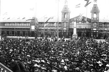Bundesschießen 1894: Menschenmenge vor der Festhalle