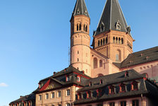 Bildergalerie Dom St. Martin Domhäuser vor St. Martin Dom und Domhäuser vor blauem Himmel