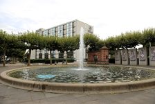 Bildergalerie Brunnenanlagen Hiltonbrunnen Am Rhein entlang in Richtung Neustadt stoßen Spaziergänger auf einen weiteren Brunnen. Vor den Abbildern der Mainzer Kurfürsten (Kurfürstenzyklus) - die Originale beherbergt das Landesmuseum - sprudelt im Sommer der runde Kurfürstenrunnen (Hilton-Brunnen).