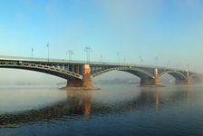 Bildergalerie Theodor-Heuss-Brücke Nebel um die Theodor-Heuss-Brücke 1945 sprengten deutsche Pioniere in den letzten Kriegsmonaten die Brücke, ohne damit den Vormarsch der Alliierten aufhalten zu können. Nach dem Zweiten Weltkrieg wurde die Brücke in den einfacheren Formen der Neuzeit wieder aufgebaut. \r\n\r\nEinen großen Wandel erlebte die Brücke während der Generalsanierung 1991 bis 1995. Im Zuge der Sanierung sorgte die Denkmalpflege dafür, dass neben den technisch und funktional notwendigen Arbeiten auch der ursprüngliche Charakter des Bauwerks Beachtung fand.