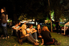 In der romantischen Kulisse des Stadtparks machen es sich viele Gruppen auf der Wiese gemütlich.