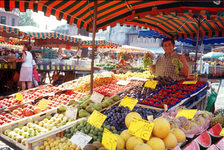 Bildergalerie Wochenmarkt Obststand auf dem Mainzer Wochenmarkt Fröhlicher Verkäufer am Obststand