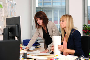 Mitarbeiterinnen in einem Büro im Stadthaus © Carsten Costard