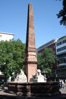 Neuer Brunnen vor blauem Himmel