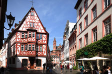 Blick aus der Augustinerstraße auf den mainzer Dom.