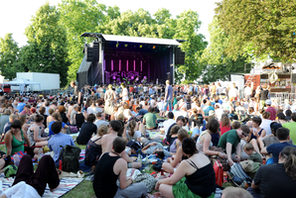 Hauptbühne mit lilafarben leuchtendem Schriftzug "OPEN OHR Festival" © Kristina Schäfer