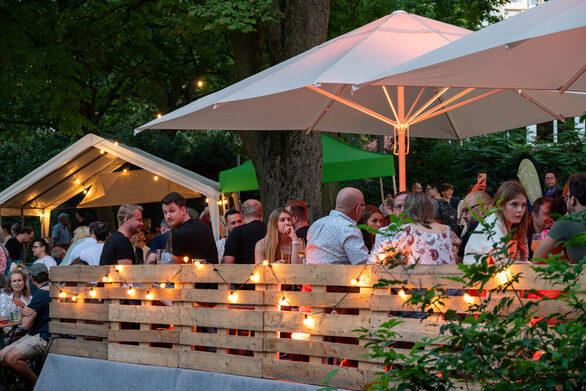 Plausch auf dem Mainzer Weinmarkt