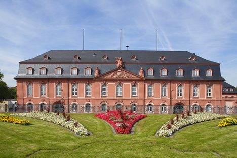 Deutschhaus mit Blumenbeet im Vordergrund