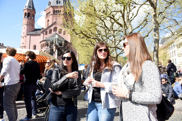 Besucher vor den Ständen der Mainzer Winzer