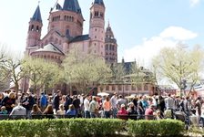 Besucher des Marktfrühstücks vor dem Mainzer Dom