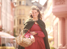 Eine Stadtführerin geht im historischen Gewand durch die Altstadt.