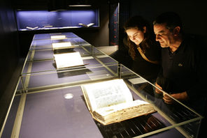 Majncski psaltir, pored toga Gutenbergova biblija u prostoriji trezoru © Landeshauptstadt Mainz