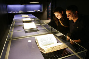 Psałterz moguncki oraz Biblia Gutenberga w gablocie © Landeshauptstadt Mainz