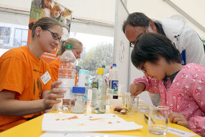 Ein Mädchen mit Pinzette an einem Stand des Wissenschaftsmarktes © Stefan Sämmer, www.samphoto.de