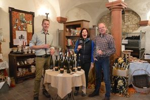 Familie Bernhard-Räder in ihrer Vinothek in der Kuhkapelle. © Gisela Kirschstein