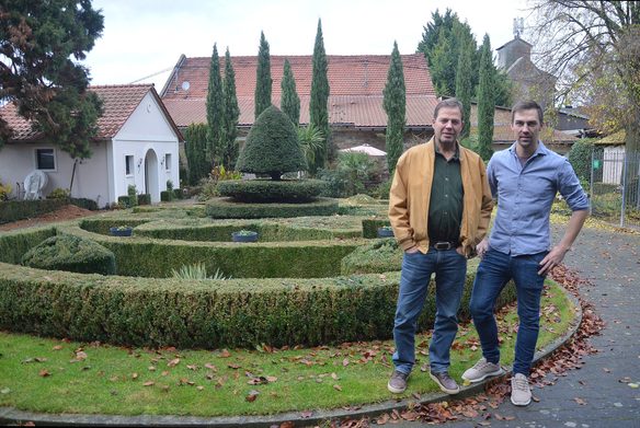 Winzer Eckard und Leif Listmann vor dem Buchsrondell