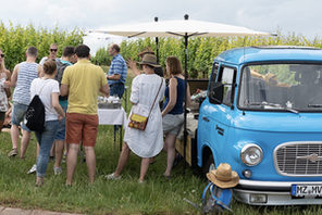 Gäste stehen am Weinlaster Nierstein © Voss