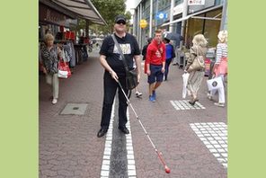 Mann mit Taststock geht entlang der taktilen Leitlinie in der Innenstadt. © Landeshauptstadt Mainz