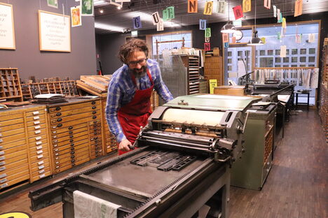 Werkstattleiter Druckladen Christoph Sünder bei der Arbeit