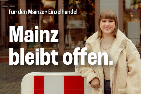 Schrift: Mainz bleibt offen, dazu eine Junge Frau an einer Baustellenbarke © Landeshauptstadt Mainz; Fotografie: Linda Deutsch; Konzept & Design: Designagentur honey-studio